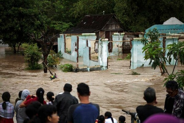 Iνδονησία: 35 νεκροί, δεκάδες αγνοούμενοι από τις πλημμύρες