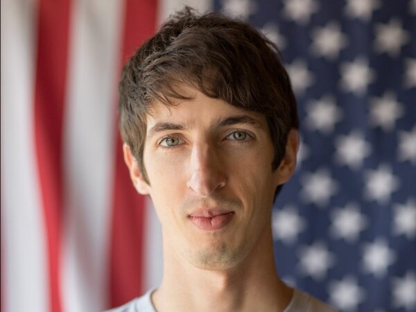 Ο James Damore μήνυσε την Google για διακρίσεις εναντίον λευκών, συντηρητικών αντρών