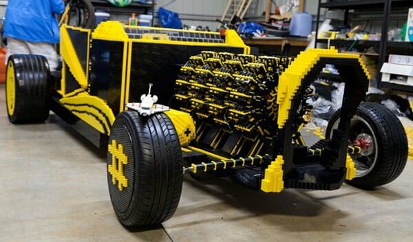 Ένα 'κανονικό' αυτοκίνητο φτιαγμένο απο Lego