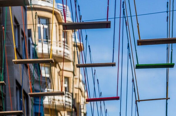 Και ξαφνικά, εκατοντάδες κούνιες ομόρφυναν το Λουξεμβούργο