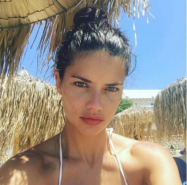 Το διάσημο μοντέλο Ana Beatriz Barros και Ελληνοαιγύπτιος κροίσος παντρεύτηκαν στη Μύκονο και στήνουν μεγαθήριο σε παραλία για το πάρτι