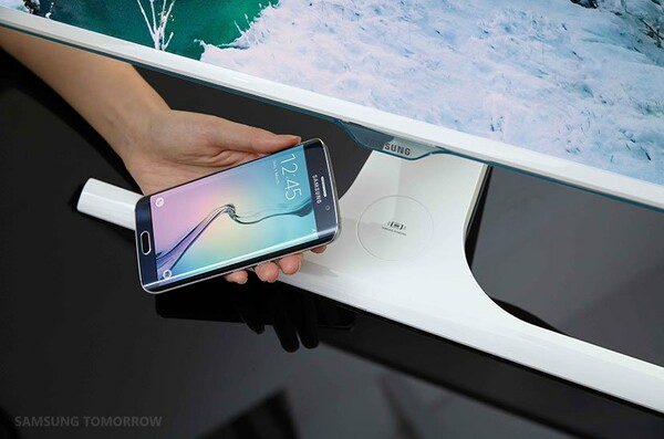 Τo νέo μόνιτορ της Samsung είναι και ασύρματος φορτιστής για smartphone