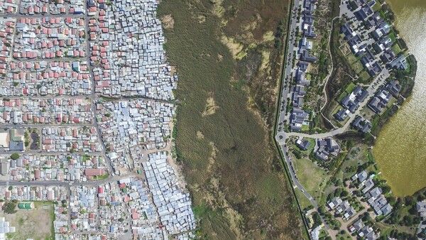 Drone καταγράφει τη θέα της ανισότητας στα σύνορα των δύο κόσμων του Κέιπ Τάουν
