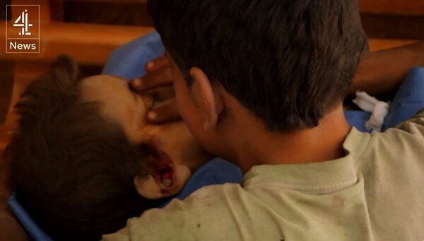 Ένα δράμα στο Χαλέπι - Το συγκλονιστικό βίντεο που καταγράφει το θρήνο παιδιών πάνω από τον νεκρό αδελφό τους