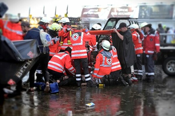 Πανικός και 70 τραυματίες από χτύπημα κεραυνού σε μουσικό φεστιβάλ στη Γερμανία
