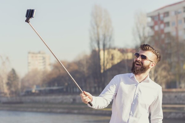 Τα μεγαλύτερα μουσεία του κόσμου απαγορεύουν τα selfie sticks