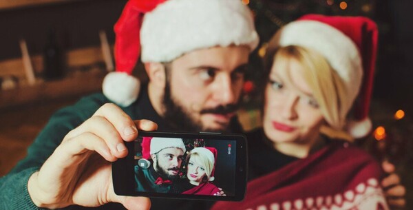 Έρευνα: Πώς το Facebook μπορεί να σε κάνει δυστυχισμένο τα Χριστούγεννα