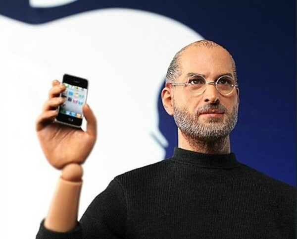 H Αpple απειλεί με μηνύσεις για την κούκλα Steve Jobs