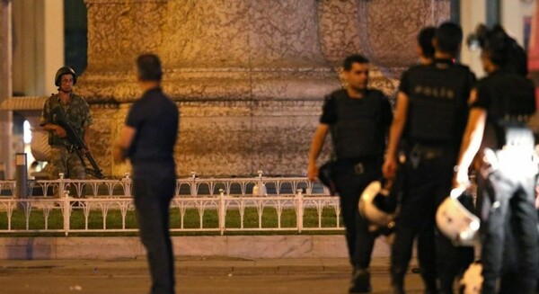 Toυρκία: Υπό κράτηση 103 υψηλόβαθμοι αξιωματικοί του στρατού-Εκκαθαρίσεις και στην αστυνομία