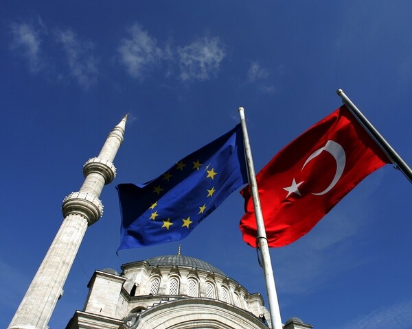 Σκληρή προειδοποίηση Κομισιόν προς Τουρκία: ΕΕ και θανατική ποινή δεν πάνε μαζί