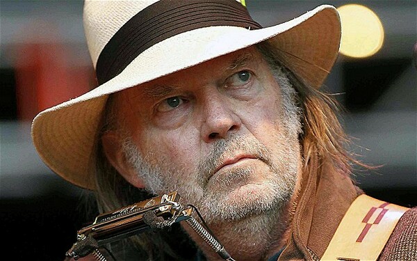 O Neil Young αποσύρει τη μουσική του από το διαδίκτυο