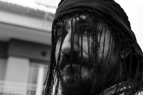 Το έθιμο των Αράπηδων της Δράμας, μέσα από 14 φωτογραφίες