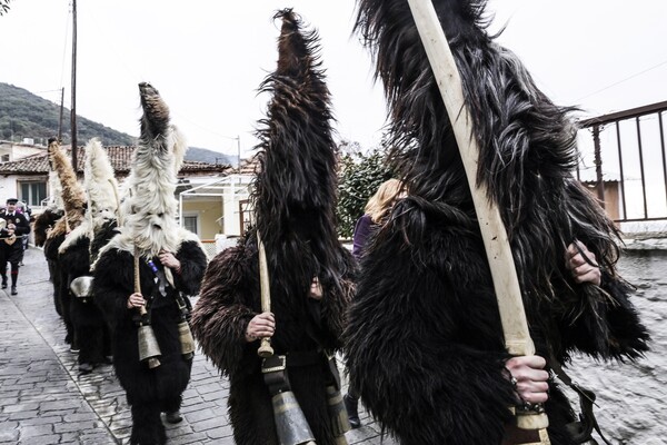Το έθιμο των Αράπηδων της Δράμας, μέσα από 14 φωτογραφίες