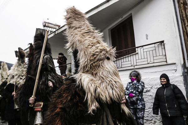 Το έθιμο των Αράπηδων της Δράμας, μέσα από 14 φωτογραφίες