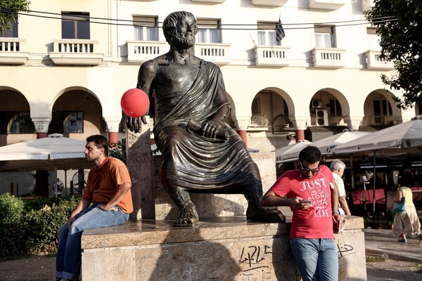 Θεσσαλονίκη: Μεταφέρεται το άγαλμα του Αριστοτέλη