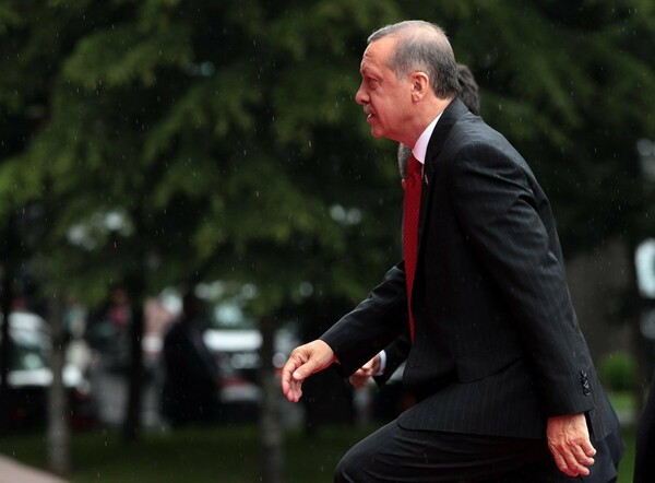 Ο Ερντογάν καθαίρεσε τους δημάρχους τεσσάρων επαρχιών της Τουρκίας