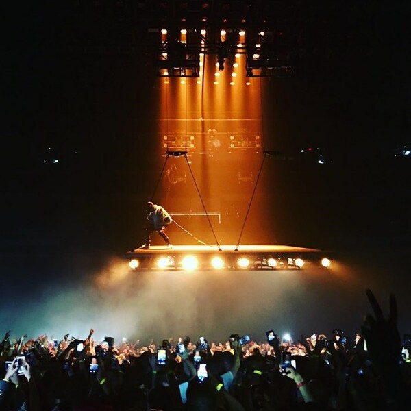 H σκηνή του Kanye West έκανε τους πάντες να μιλούν για τη συναυλία του