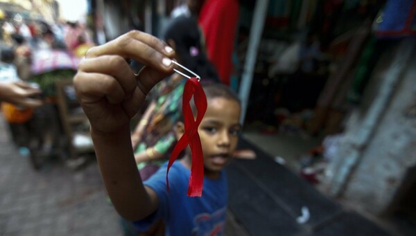Έρευνα: Ένα στα δέκα παιδιά αναπτύσσει φυσική αντίσταση στον ιό του AIDS
