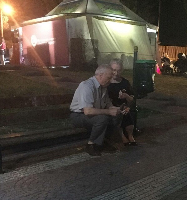 Αγάπη είναι αυτοί οι ηλικιωμένοι που χθες βράδυ τάιζαν ο ένας τον άλλο παγωτό ξυλάκι σε ένα παγκάκι στο Γέρακα