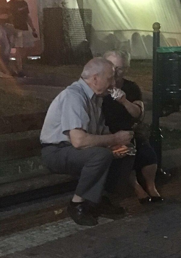 Αγάπη είναι αυτοί οι ηλικιωμένοι που χθες βράδυ τάιζαν ο ένας τον άλλο παγωτό ξυλάκι σε ένα παγκάκι στο Γέρακα