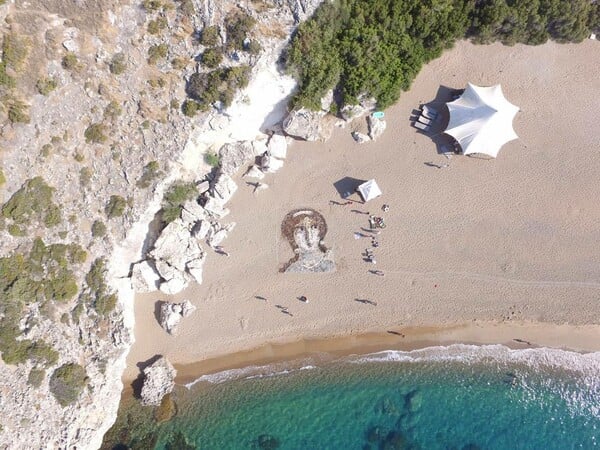 Δύο καλλιτέχνες έφτιαξαν ένα γιγαντιαίο πορτρέτο της Αφροδίτης σε παραλία της Κύπρου