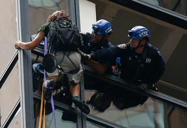 ΗΠΑ: Εικοσάχρονος σκαρφάλωσε σε ουρανοξύστη για να συναντήσει τον Τραμπ