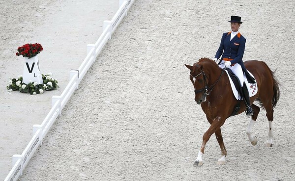 Ρίο: Αθλήτρια της ιππασίας εγκατέλειψε τον αγώνα για να σώσει το άλογό της