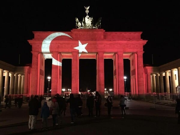 Στα χρώματα της τουρκικής σημαίας η Πύλη του Βραδεμβούργου