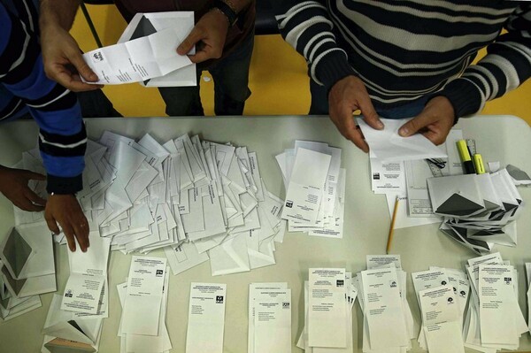 Πολιτικό αδιέξοδο στην Ισπανία ακόμη και με τρίτο γύρο εκλογών, σύμφωνα με δημοσκόπηση