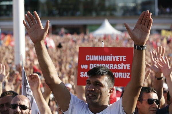 Χιλιάδες Τούρκοι με σημαίες και πανό με τον Ατατούρκ στην πλατεία Ταξίμ