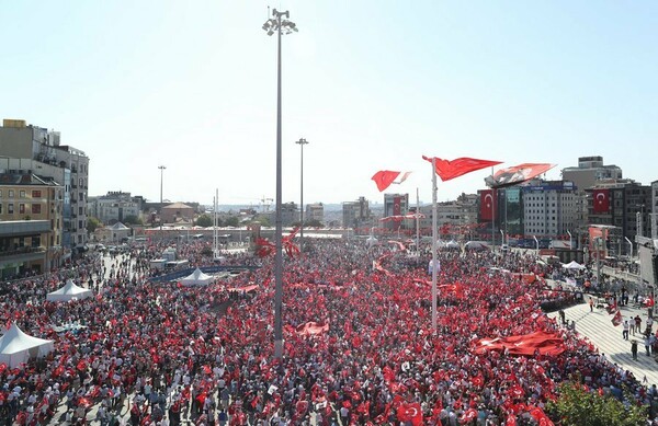 Χιλιάδες Τούρκοι με σημαίες και πανό με τον Ατατούρκ στην πλατεία Ταξίμ