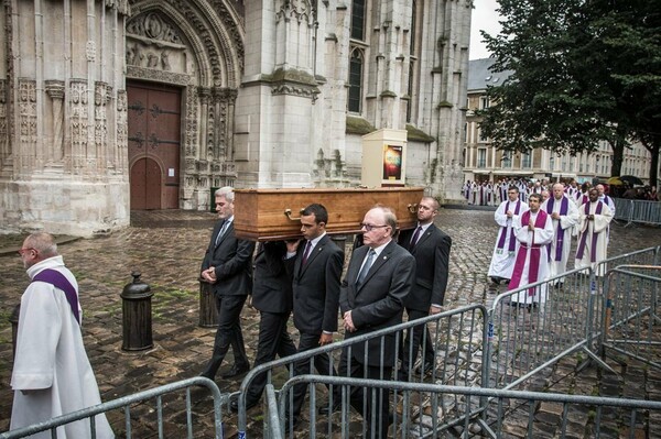 Θρήνος και δρακόντεια μέτρα ασφαλείας στην κηδεία του Γάλλου ιερέα που σφαγίασαν τζιχανστιστές