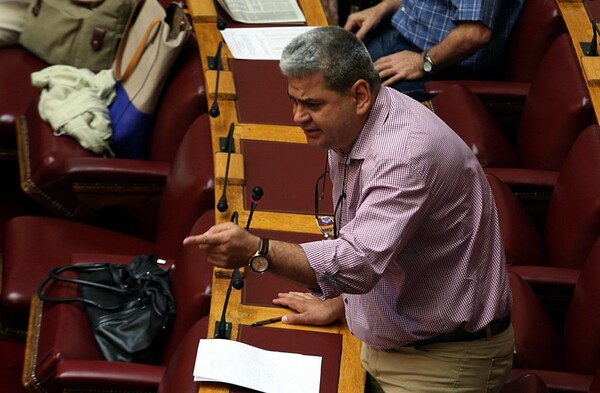 Βουλή: Φραστικό επεισόδιο μεταξύ χρυσαυγιτών και μουσουλμάνου βουλευτή του ΣΥΡΙΖΑ