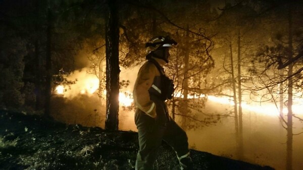 Στο έλεος της πυρκαγιάς οι Κανάριες Νήσοι - 2.500 άνθρωποι εγκατέλειψαν τα σπίτια τους