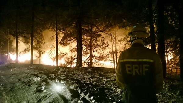 Στο έλεος της πυρκαγιάς οι Κανάριες Νήσοι - 2.500 άνθρωποι εγκατέλειψαν τα σπίτια τους