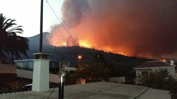 Στο έλεος της πυρκαγιάς οι Κανάριες Νήσοι - 2.500 άνθρωποι εγκατέλειψαν τα σπίτια τους