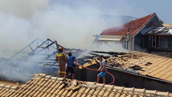 Φωτογραφίες από τη μεγάλη φωτιά στην παλιά πόλη της Λευκάδας