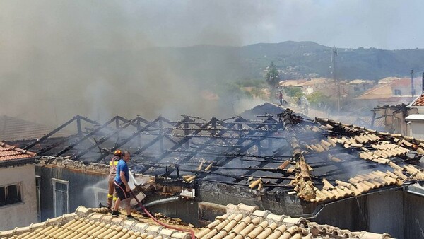 Φωτογραφίες από τη μεγάλη φωτιά στην παλιά πόλη της Λευκάδας