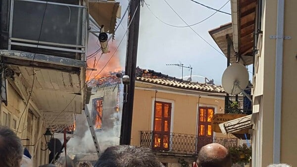 Φωτογραφίες από τη μεγάλη φωτιά στην παλιά πόλη της Λευκάδας