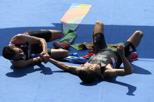 H συγκινητική κίνηση του χρυσού Ολυμπιονίκη του Ρίο να παρατήσει την κούρσα για να βοηθήσει τον αδερφό του να τερματίσει