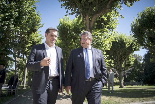 Ο Τσίπρας στο Παρίσι - Φωτογραφίες από τη συνάντηση των Ευρωπαίων σοσιαλδημοκρατών