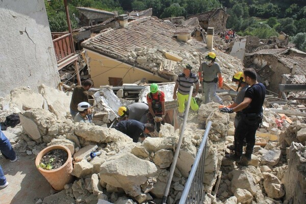 Λιγοστεύουν στην Ιταλία οι ελπίδες για επιζώντες κάτω από τα συντρίμμια