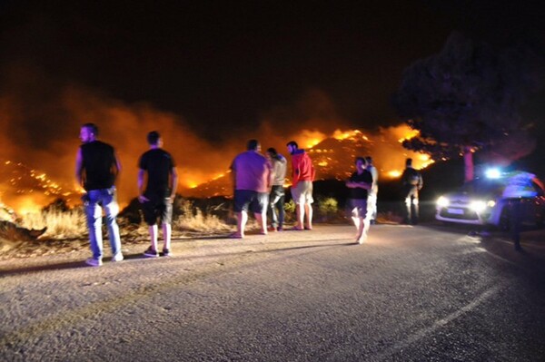 Σε ύφεση η πυρκαγιά στη Χίο - Δύο γυναίκες νοσηλεύονται σε σοβαρή κατάσταση