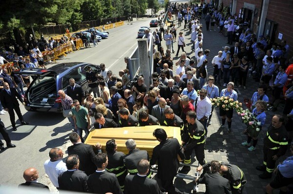 Φόρο τιμής απέτισε η Ιταλία στα 291 θύματα από το χτύπημα του Εγκέλαδου