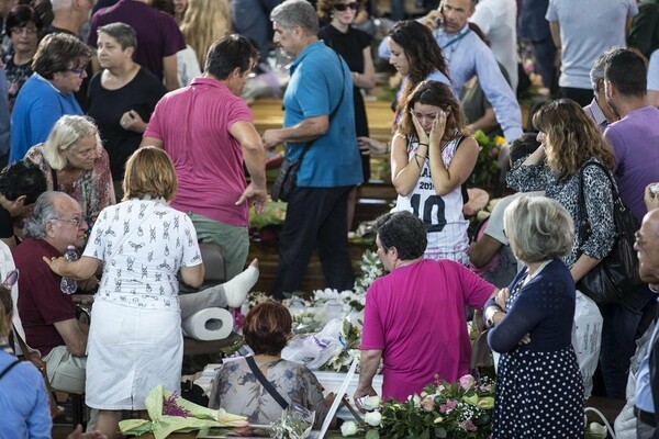 Η Ιταλία κηδεύει τους νεκρούς της- Δάκρυα και απόγνωση στην επίσημη τελετή για τα θύματα του σεισμού