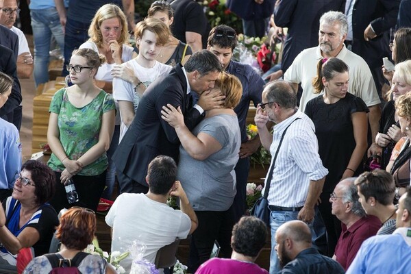 Φόρο τιμής απέτισε η Ιταλία στα 291 θύματα από το χτύπημα του Εγκέλαδου