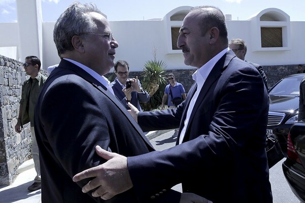 Kοινή βούληση για ενίσχυση των σχέσεων Ελλάδας-Τουρκίας εξέφρασαν Κοτζιάς και Τσαβούσογλου