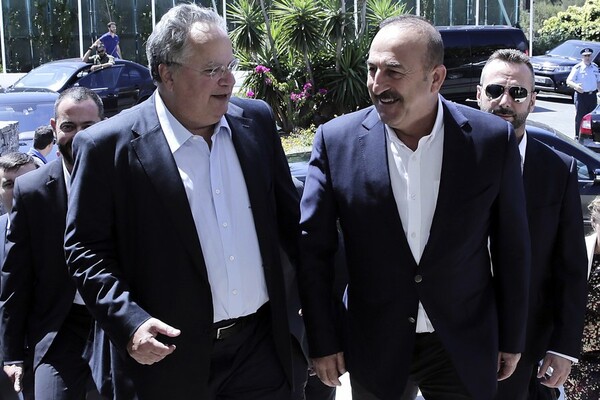 Kοινή βούληση για ενίσχυση των σχέσεων Ελλάδας-Τουρκίας εξέφρασαν Κοτζιάς και Τσαβούσογλου
