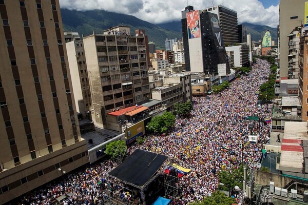 Σύννεφα εμφυλίου στη Βενεζουέλα - Χιλιάδες διαδηλωτές κατά του Μαδούρο και επεισόδια
