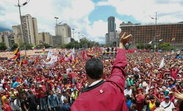 Σύννεφα εμφυλίου στη Βενεζουέλα - Χιλιάδες διαδηλωτές κατά του Μαδούρο και επεισόδια